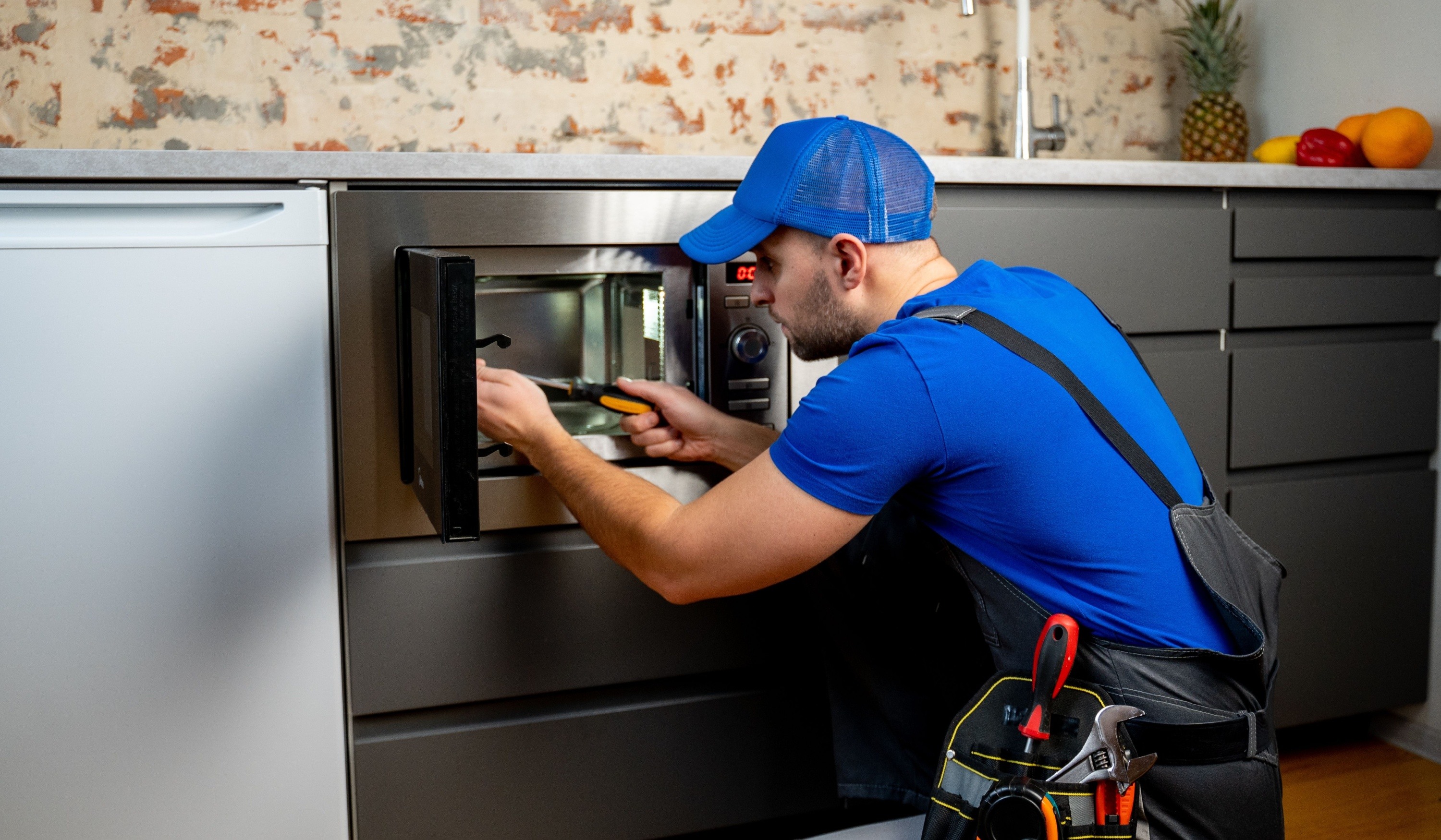 When Should You Replace Microwave: Signs You Can’t Ignore